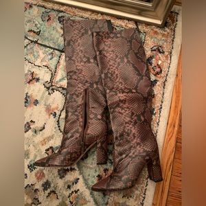 Guess snake print boots EUC